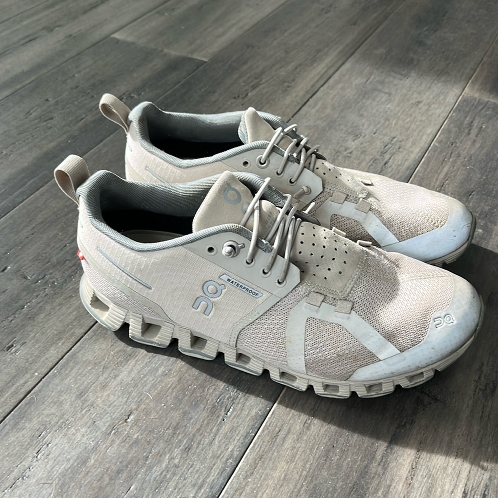 Womens On Cloud - size 6